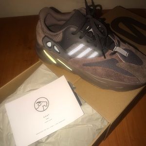 YEEZY 700 MAUVE